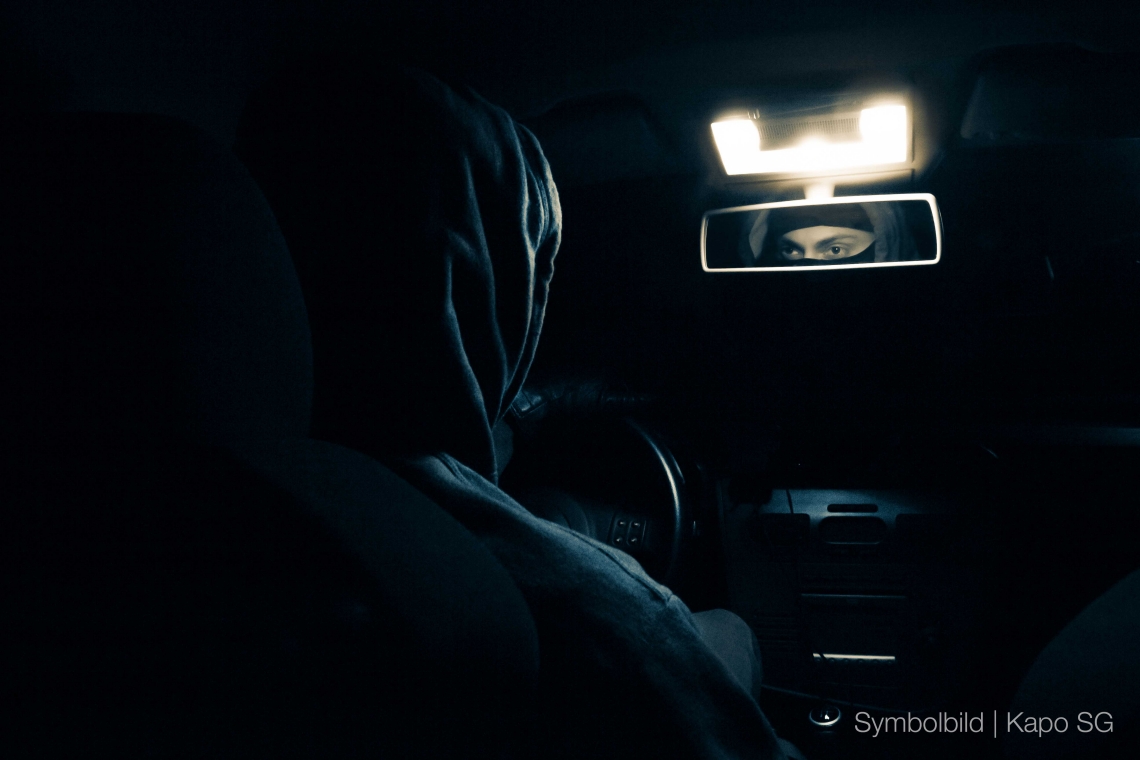 Symbolbild: Einbrecher im Auto